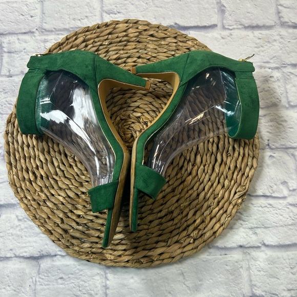 Elegant Green Suede Heels with Ankle Strap - Picture 4 of 7